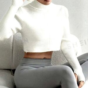 DREAMERA Sultry White Crop Turtleneck Sweater